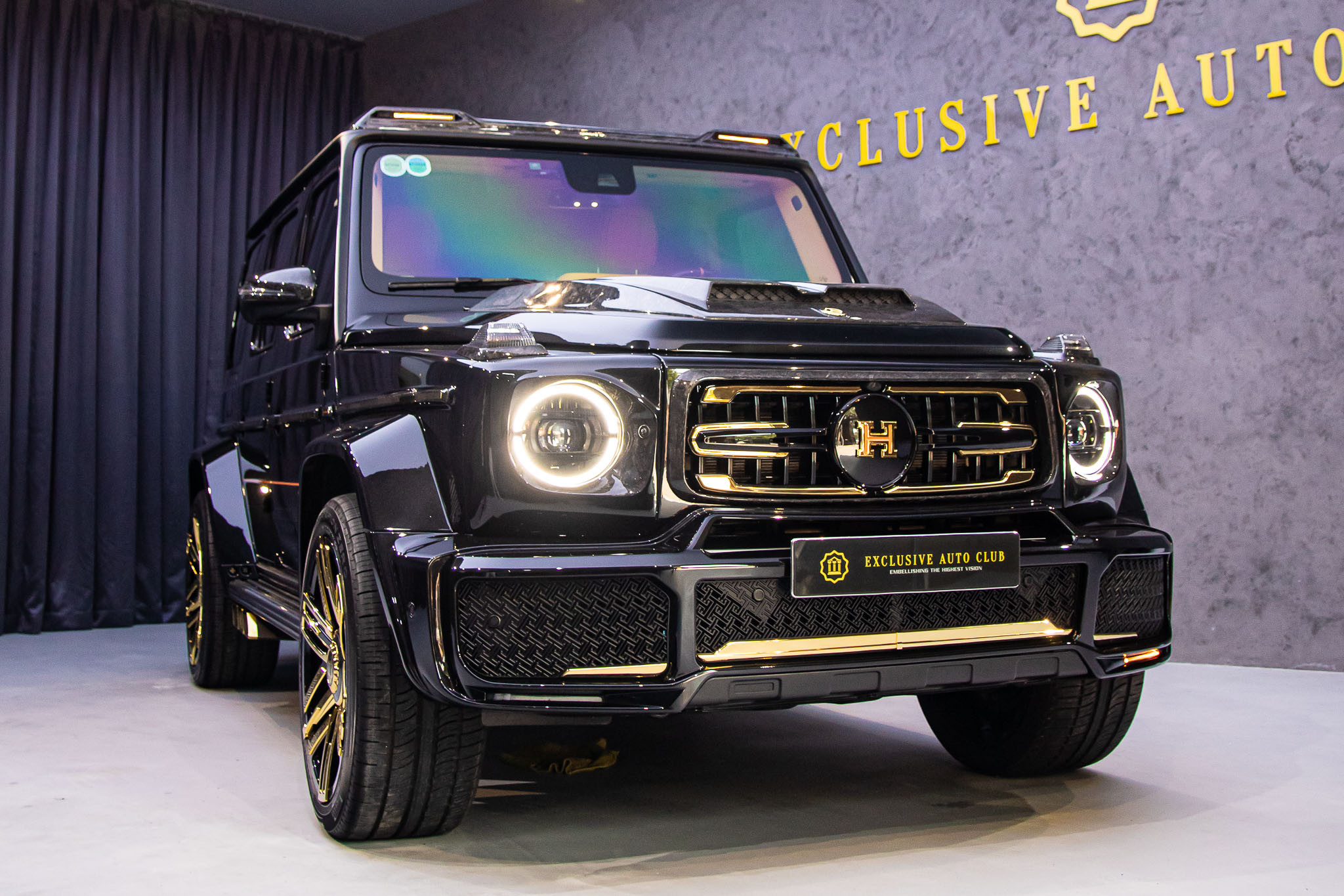 Đại gia chi 3 tỷ mạ vàng chiếc Mercedes-AMG G 63 độc bản đón năm mới