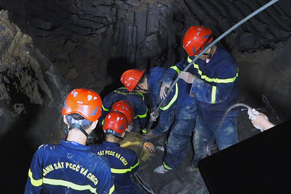 Chạy đua với thời gian cứu bé trai 10 tuổi rơi xuống trụ bê tông sâu 35m