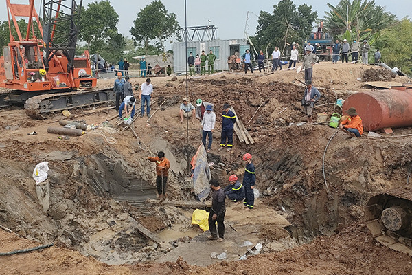 Dự tính nhổ cột cứu bé trai 10 tuổi rơi xuống ống trụ bê tông sâu 35m