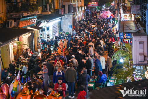 Foreign tourists welcome the New Year in Hanoi