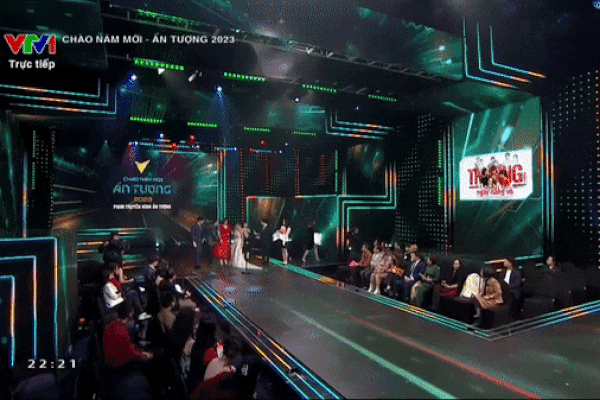 Diễn viên Huyền Lizzie ngã trên sân khấu VTV Awards 2022