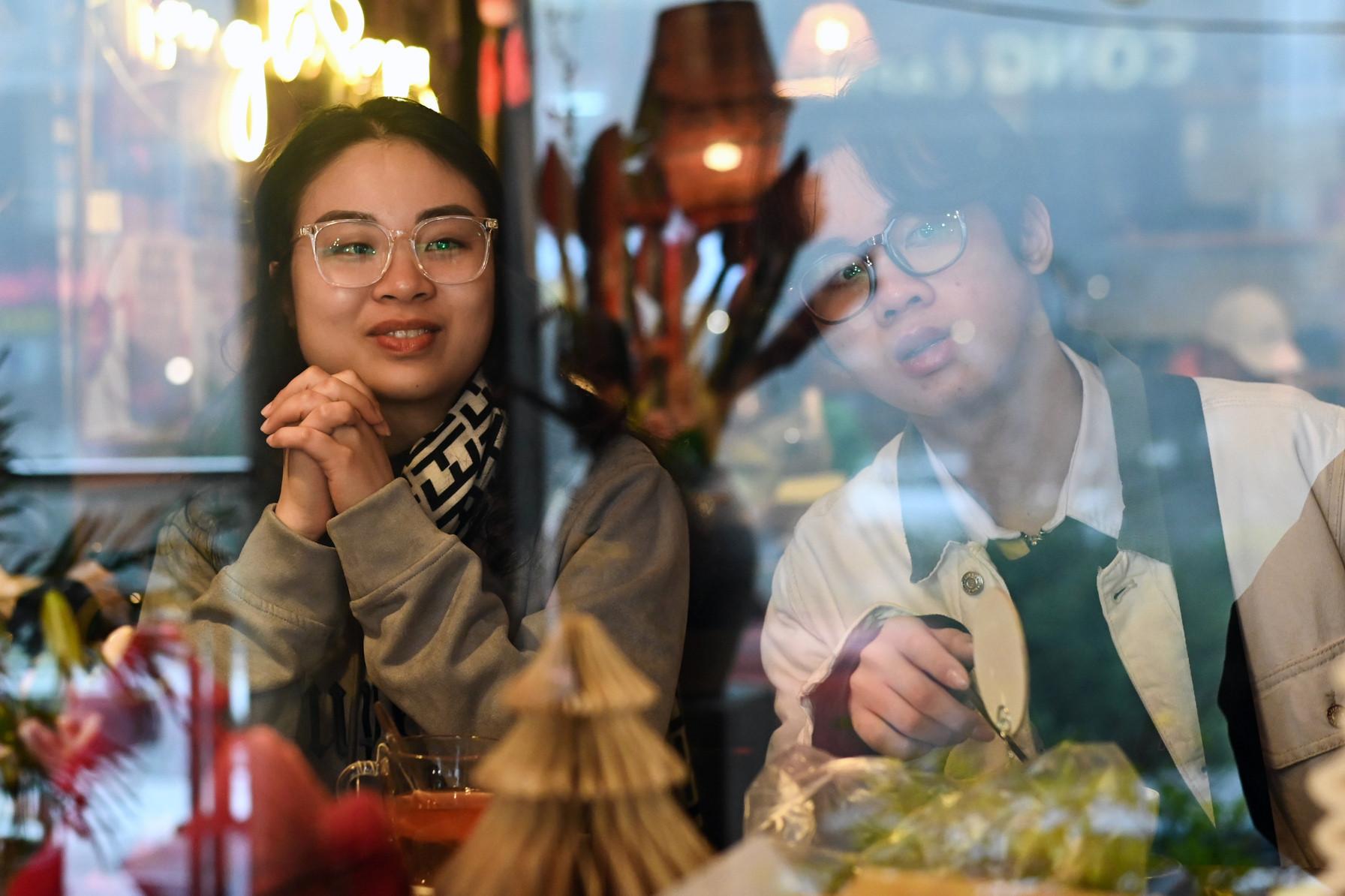 Thưởng thức cà phê, ăn đồ nướng trong sương giá Sa Pa ngày đầu năm mới