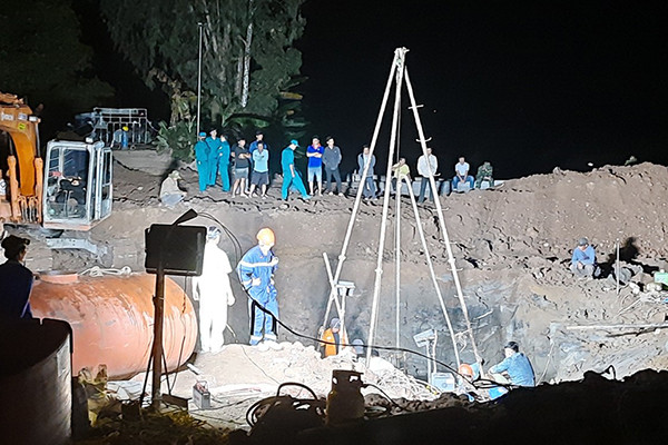 Nỗ lực cứu bé trai 10 tuổi rơi xuống trụ bê tông sâu 35m