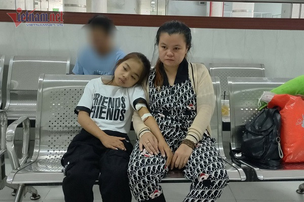 Bé gái suy thận mãn giai đoạn cuối tha thiết được về nhà ăn Tết