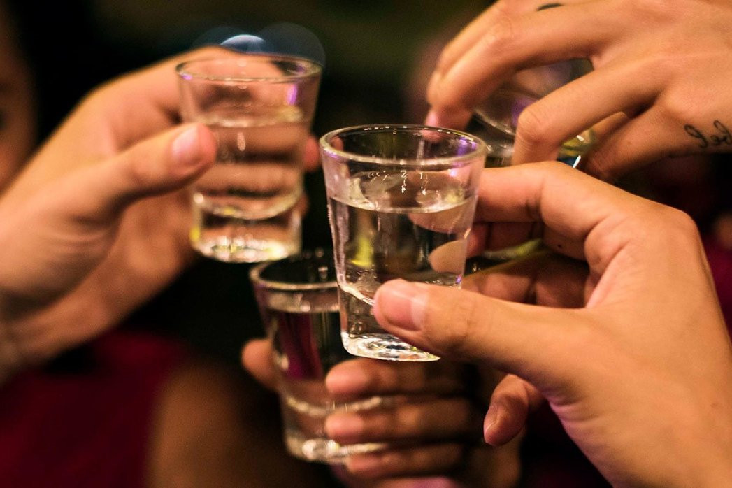 Chuyên gia cảnh báo mối nguy từ lời mời 'uống chút rượu cho ấm bụng'