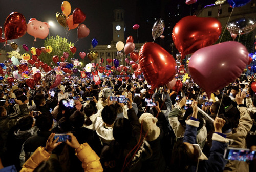 Hàng nghìn người dân Vũ Hán tụ tập đón năm mới
