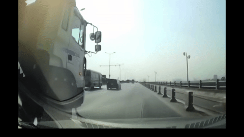 Nóng trên đường: Chuyển làn ẩu, xe tải ép ô tô con húc vào dải phân cách trên cầu