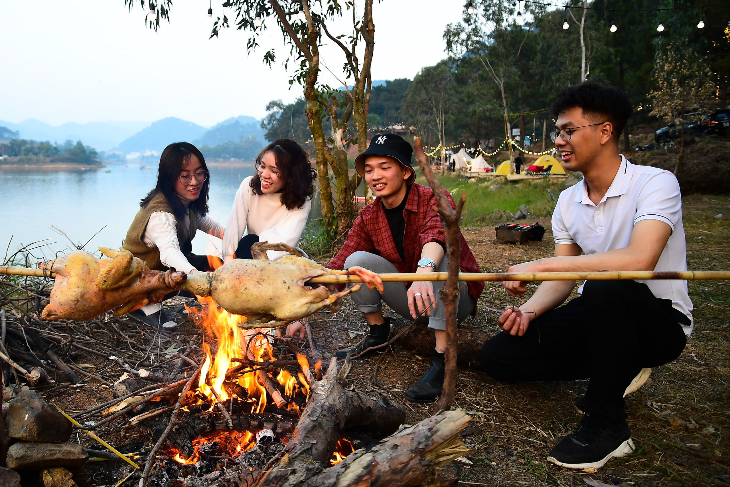 Người Hà Nội cắm trại, ngủ qua đêm bên hồ đẹp nhất ở Sóc Sơn ngày nghỉ Tết
