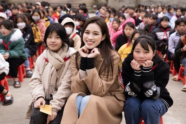 Hết nhiệm kỳ, hoa hậu Đỗ Hà tích cực làm thiện nguyện ở Hà Giang