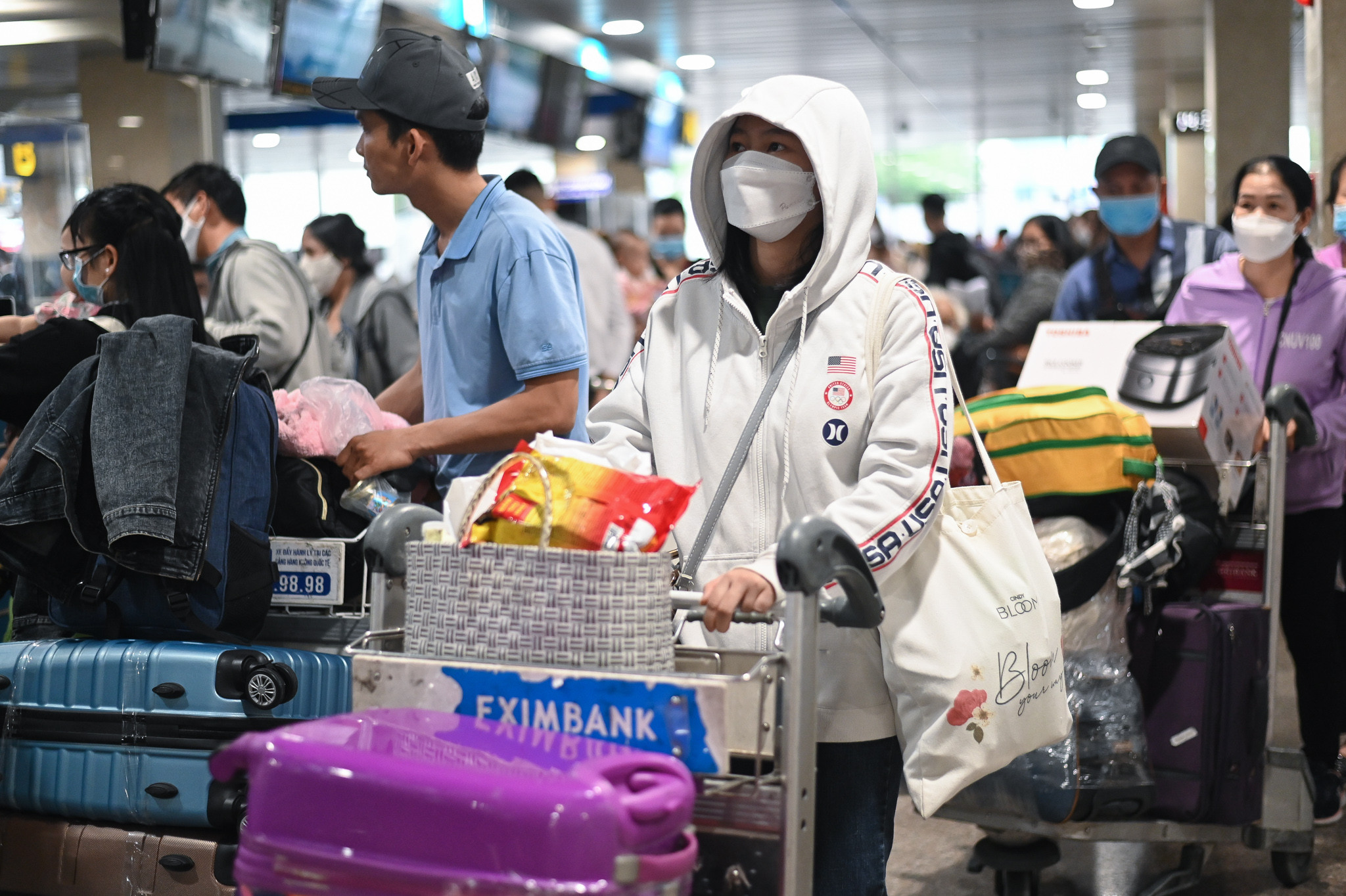 Người dân lỉnh kỉnh đồ đạc ra sân bay về quê ăn Tết sớm