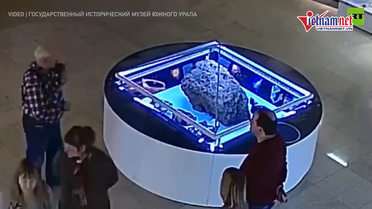 Phát hoảng vì hộp trưng bày thiên thạch đột ngột tự mở nắp