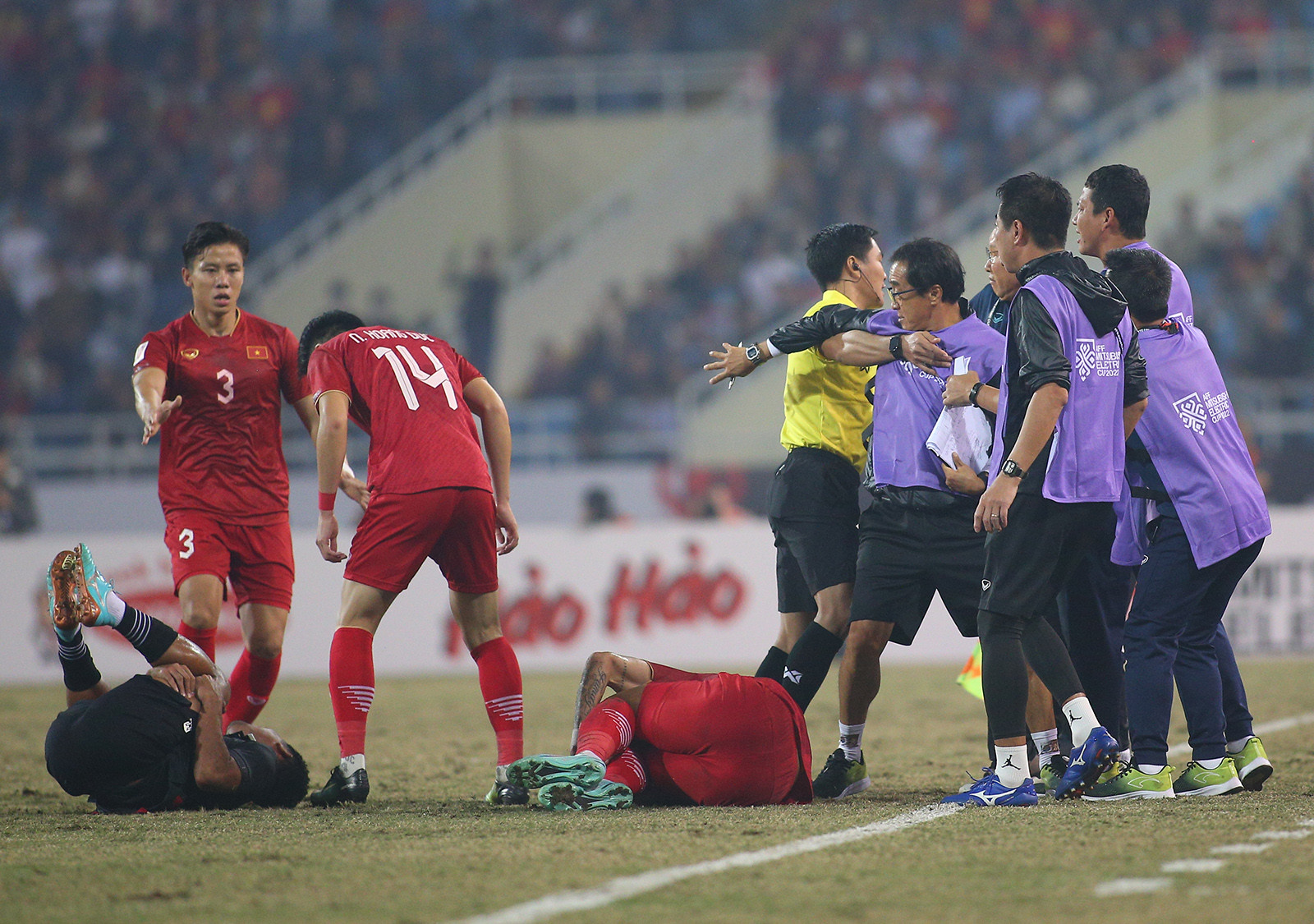 Cầu thủ Indonesia 'giăng bẫy' Văn Hậu, thầy Lee nổi nóng - AFF Cup