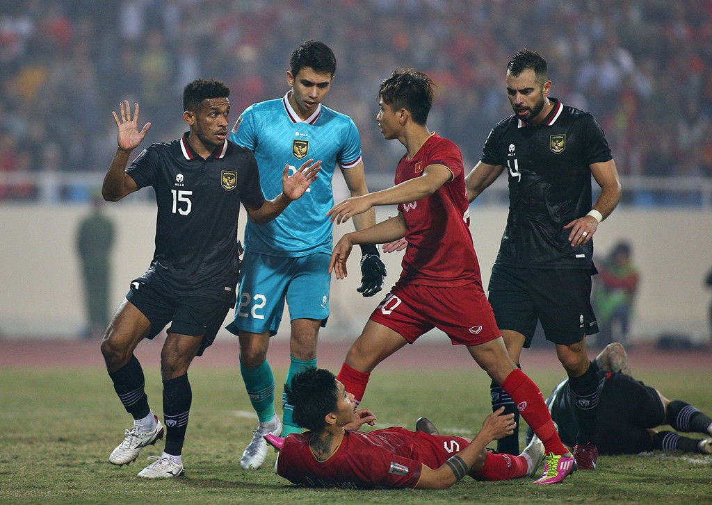 Cầu thủ Indonesia đóng kịch, cài bẫy Văn Hậu bất thành