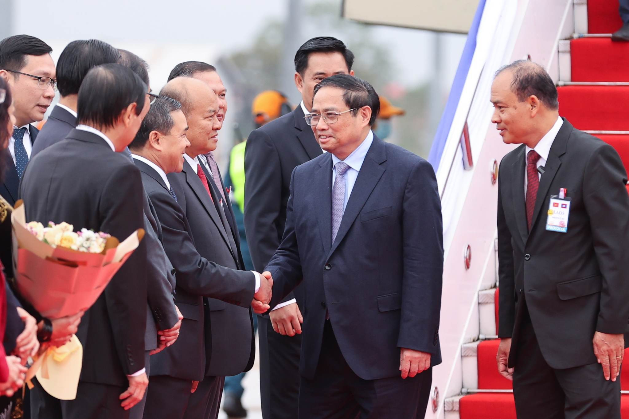 Thủ tướng tới Viêng Chăn, bắt đầu thăm chính thức Lào