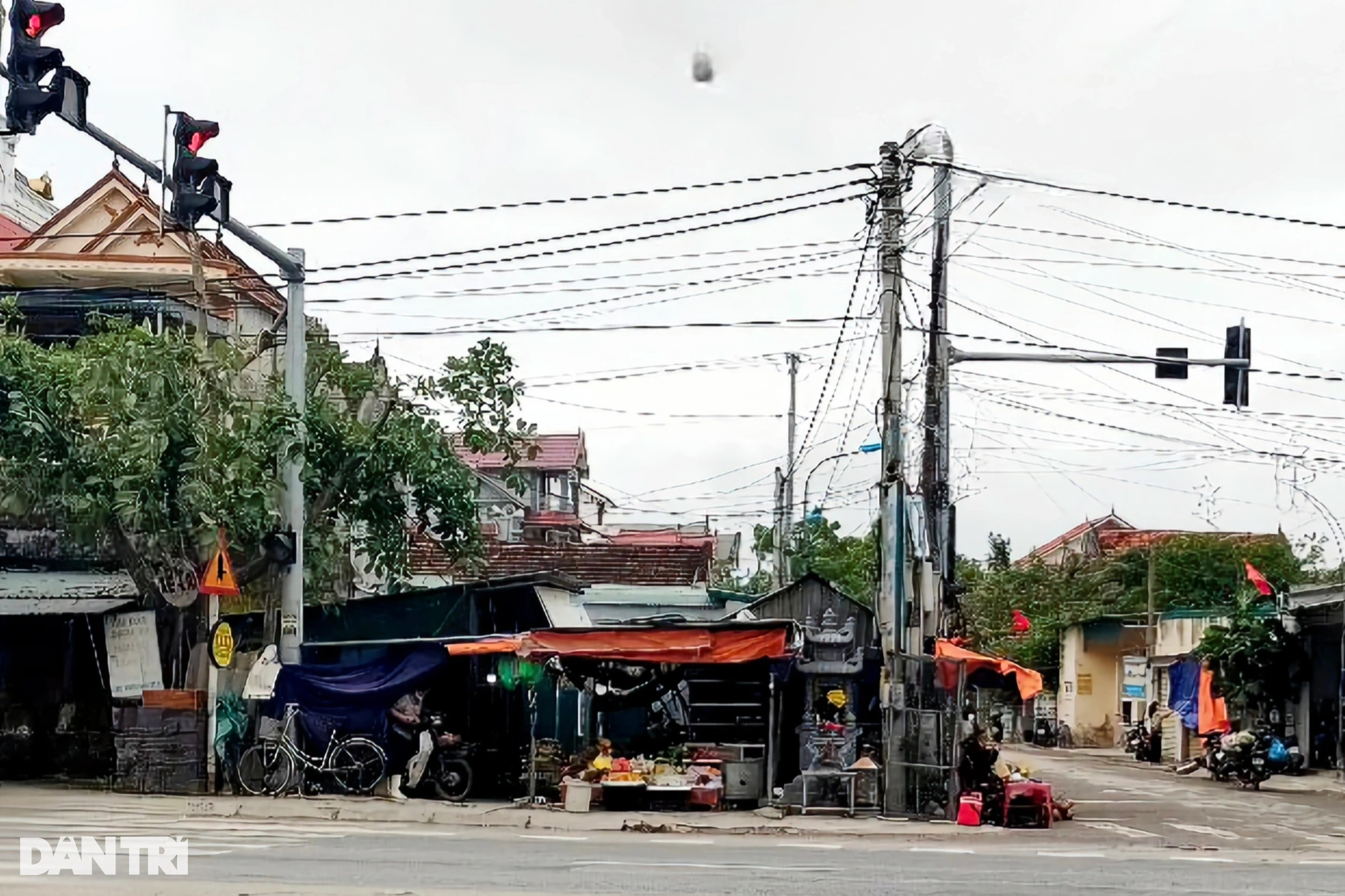 Lịch sử ngôi mộ cổ không hài cốt nằm ngay góc ngã tư đèn đỏ