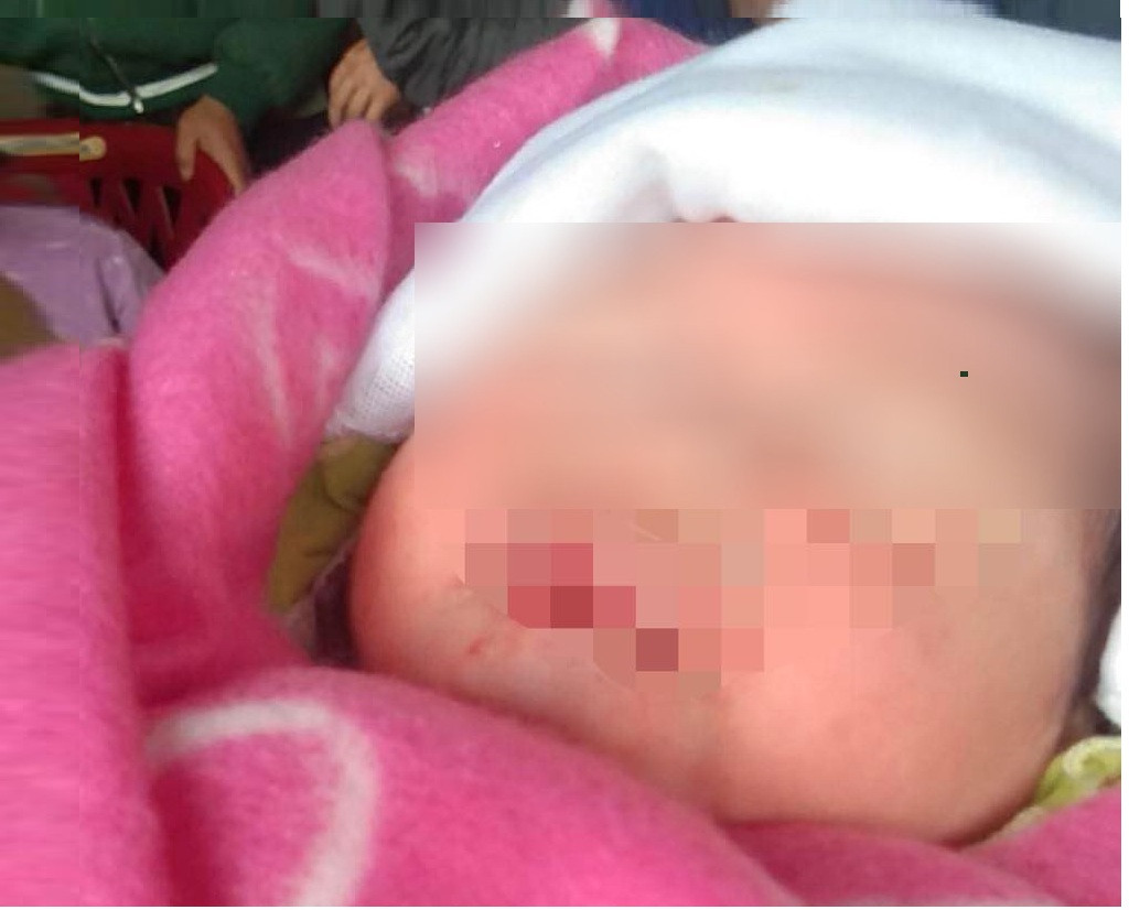 Bé gái sơ sinh bị bỏ rơi gần miệng cống ở Hà Tĩnh