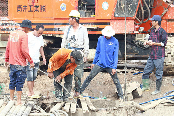 Đào lấy đất trong hố móng nơi bé trai rơi xuống ống trụ bê tông