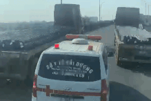 Hai xe tải dàn hàng ngang cản đường xe cứu thương