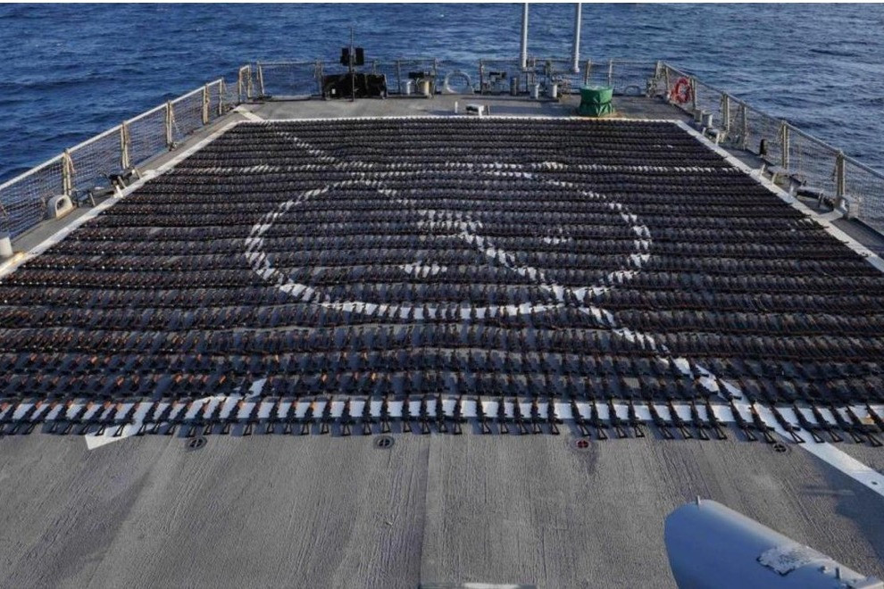 Mỹ chặn tàu từ Iran, thu giữ hàng nghìn súng trường tấn công