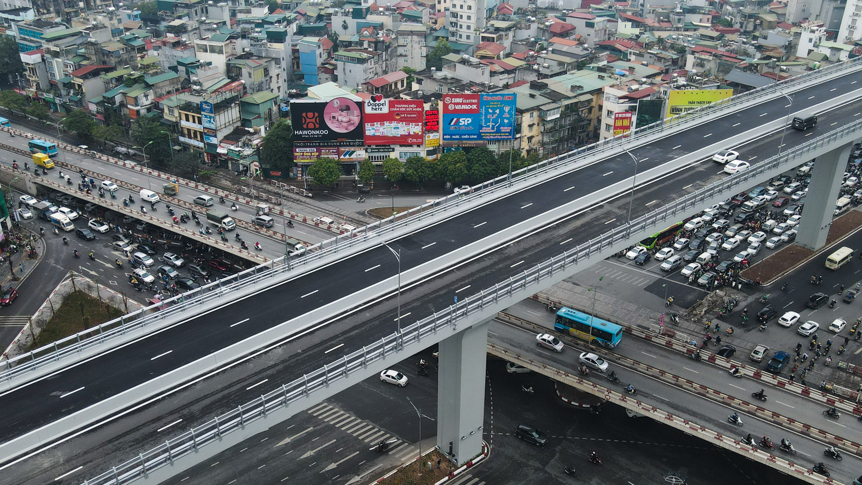 Ô tô lưu thông thưa thớt trên đường vành đai 2 ngày đầu thông xe