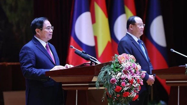 Vietnamese, Lao PMs wrap up Solidarity and Friendship Year hinh anh 1