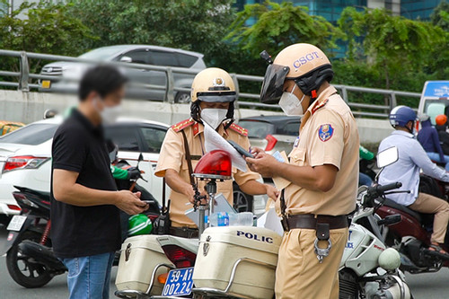 Xử lý hàng loạt xe vi phạm tại sân bay Tân Sơn Nhất