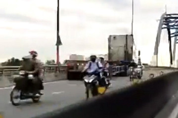 Xe đầu kéo chạy ngược chiều trên cầu Phú Hữu