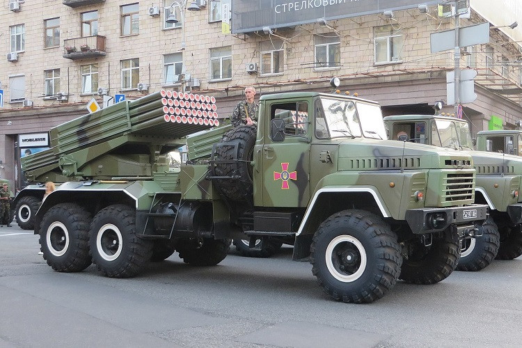 Video pháo phản lực ‘mưa đá’ Ukraine bị tập kích