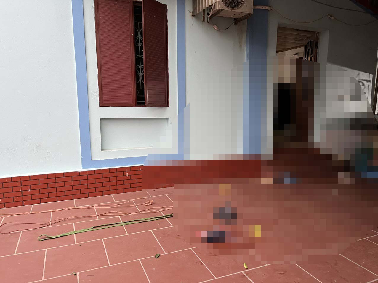 Mâu thuẫn cá nhân, người lái máy xúc dùng dao đâm 3 người thương vong