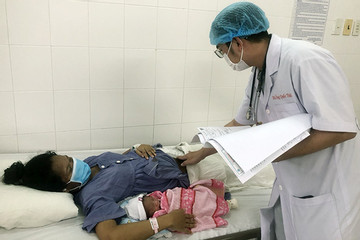 Mổ lấy thai đồng thời cắt khối u buồng trứng 8 kg cho sản phụ