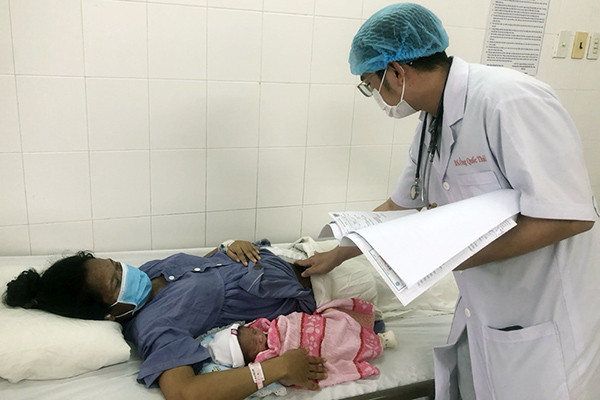 Mổ lấy thai đồng thời cắt khối u buồng trứng 8 kg cho sản phụ