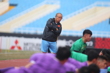 Học trò cười 'thả ga', thầy Park đăm chiêu trong buổi tập trước trận chung kết AFF Cup