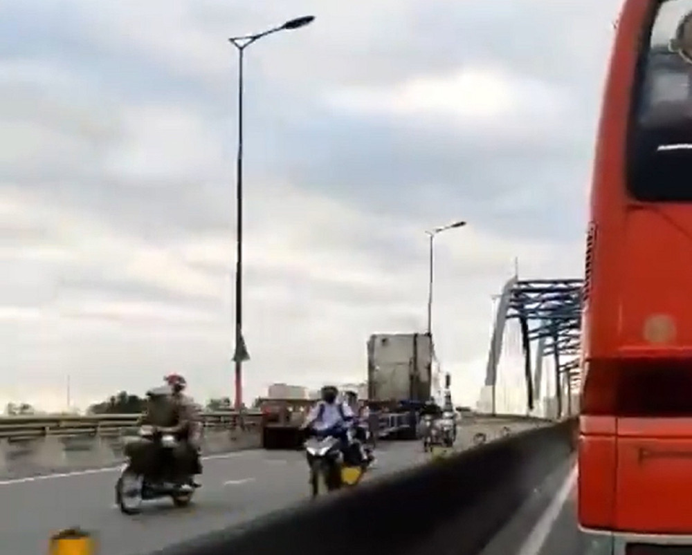 Tài xế lái xe container chạy ngược chiều tốc độ cao trên cầu bị tước bằng lái