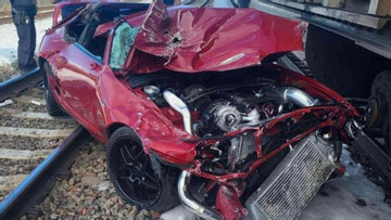 Lái thử xe sau khi sửa chữa, thợ sửa xe gây tai nạn khiến chiếc xe đắt tiền nát vụn