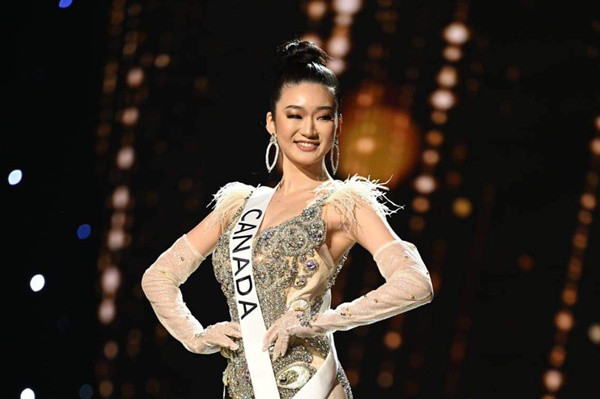 Hoa hậu Hoàn vũ Canada đẹp yêu kiều trong váy chim công của NTK Việt
