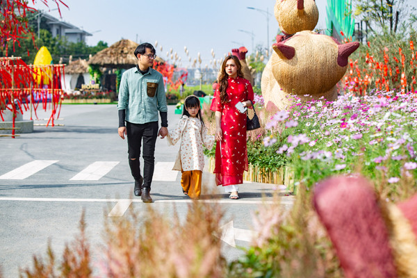 ‘Vũ trụ Tết diệu kỳ’ tại đường hoa Home Hanoi Xuan 2023