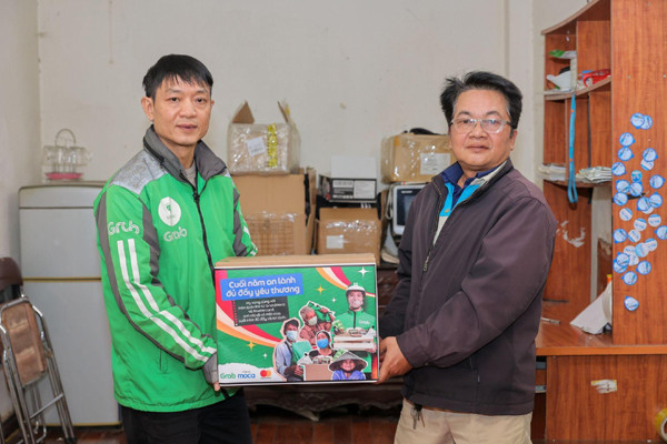 Hơn 5.900 phần quà ‘Trao sẻ chia, nhận nụ cười’ đến các gia đình khó khăn