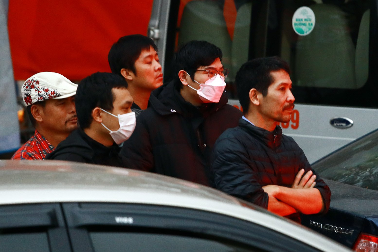 Chủ xe bồn chồn cả đêm không ngủ bên ngoài trạm đăng kiểm