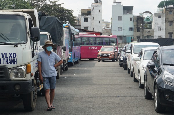 Cách TP.HCM xoay xở, hóa giải dòng xe ùn ứ đi đăng kiểm