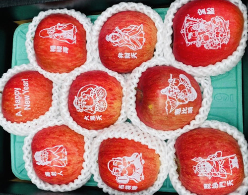 Chợ trái cây Tết: 9 quả táo giá 4 triệu đồng vẫn đắt khách mua