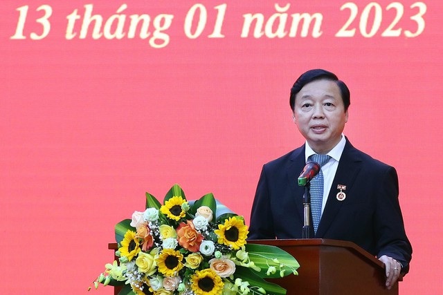 Phó Thủ tướng Trần Hồng Hà nhận huy hiệu 30 năm tuổi Đảng