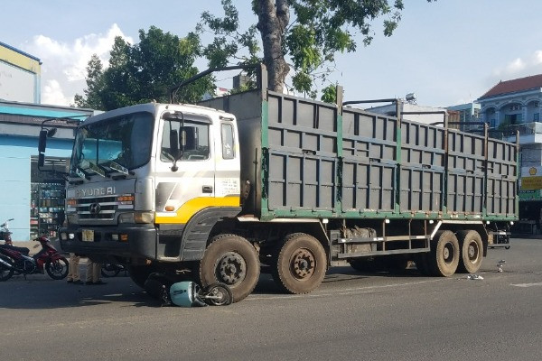 Ba nữ sinh bị xe tải cuốn vào gầm, một người tử vong