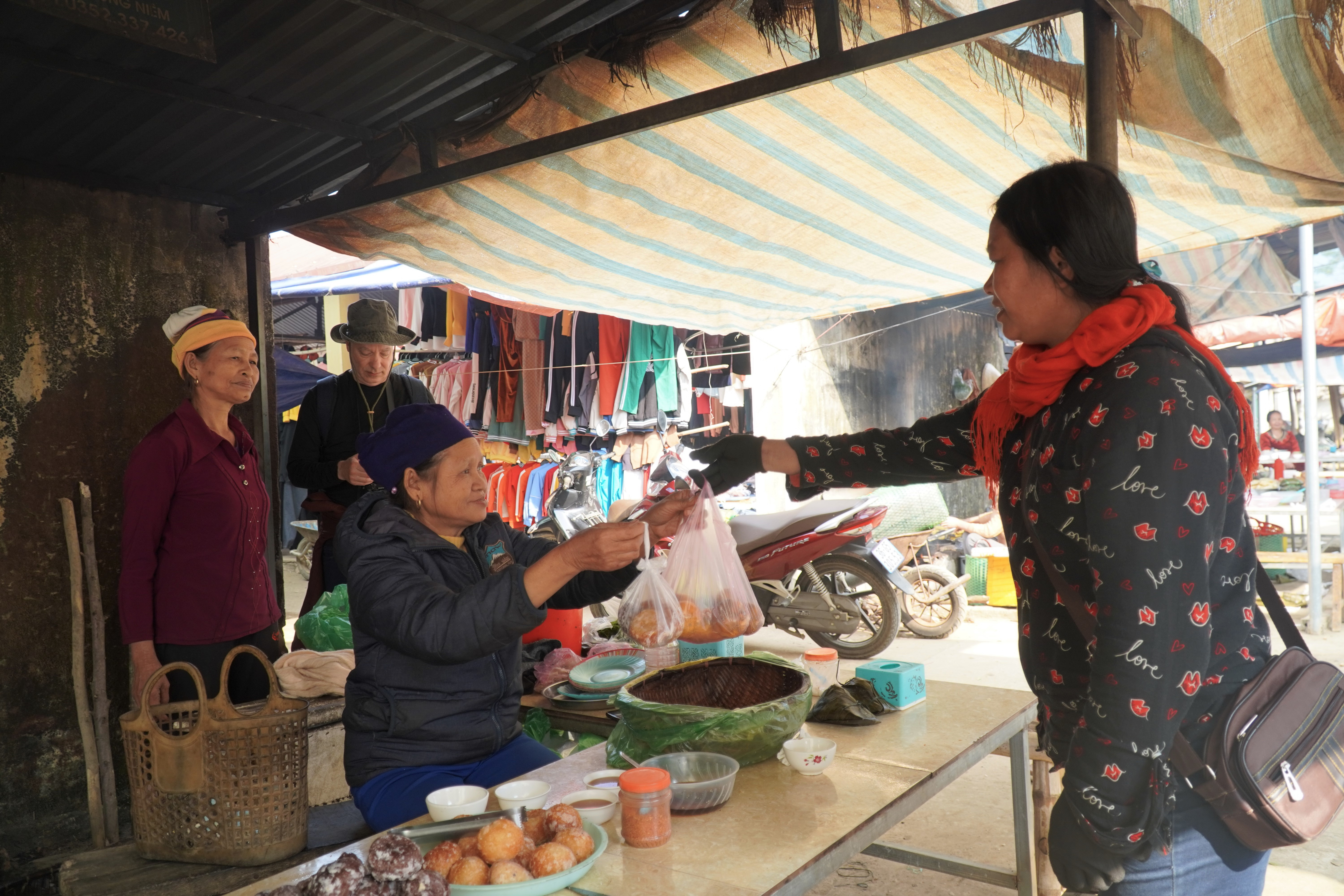 Khám phá chợ phiên hàng đổi hàng độc đáo ở Thanh Hoá