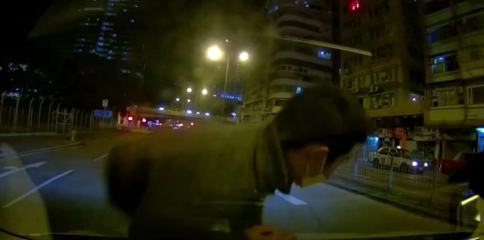 Video người đàn ông cố tình lao vào ô tô, lăn 77 lần dưới đất để ăn vạ