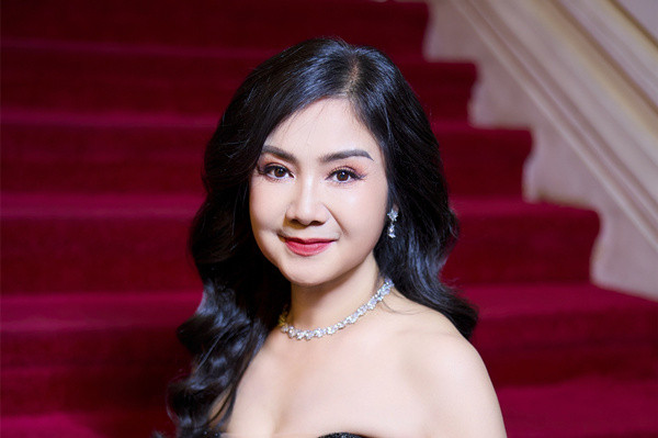 NSND Thu Hà 'Lá ngọc cành vàng' khoe vai trần ở tuổi 54