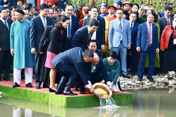 Chủ tịch nước và phu nhân cùng kiều bào thả cá tiễn ông Táo, dâng hương ở Điện Kính Thiên