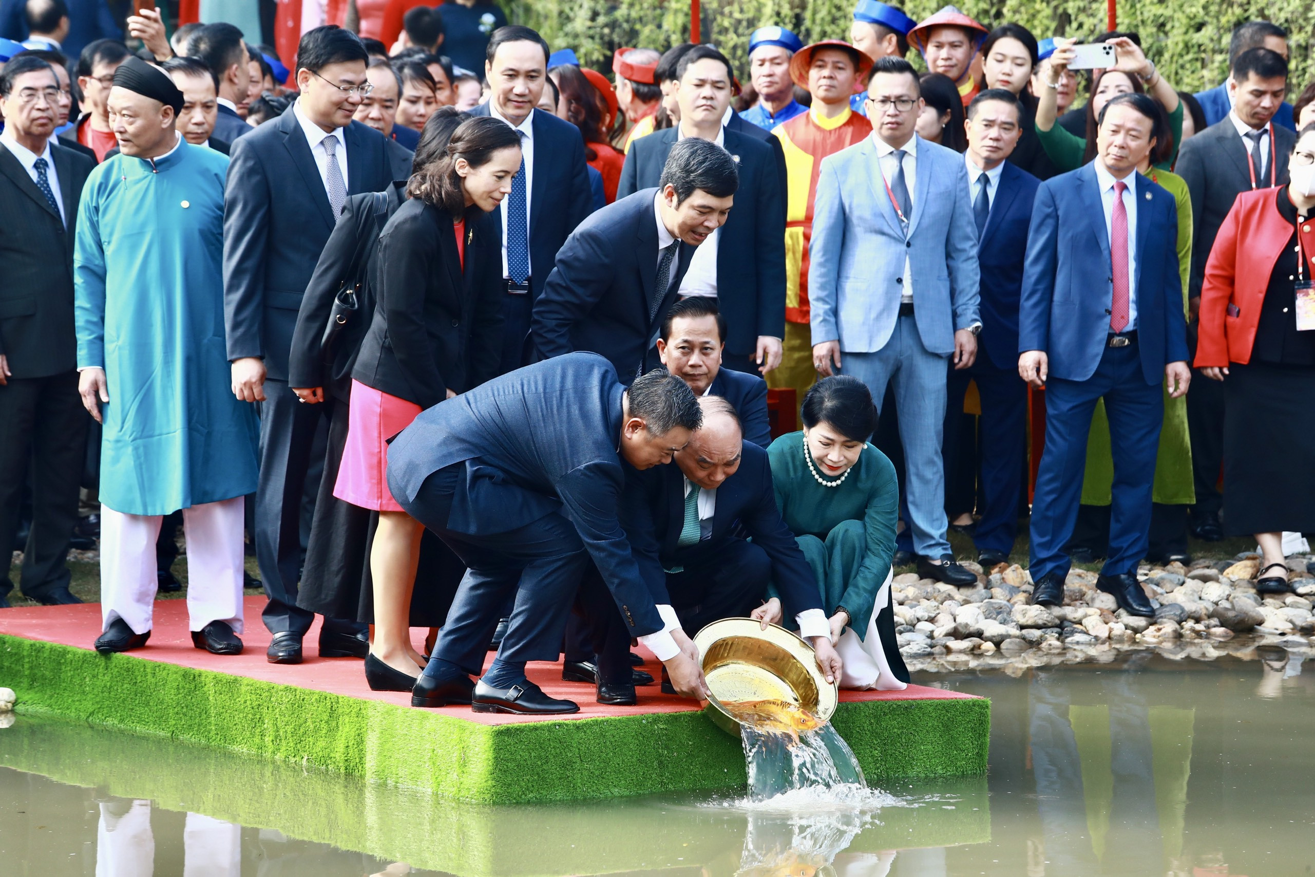 Chủ tịch nước và phu nhân cùng kiều bào thả cá tiễn ông Táo, dâng hương ở Điện Kính Thiên