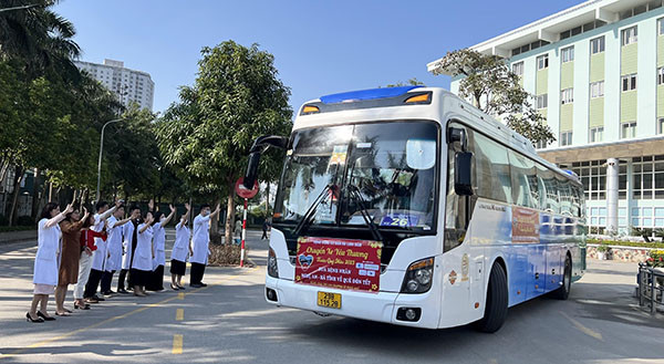 Chuyến xe về quê đón Tết 0 đồng dành cho bệnh nhân ung thư