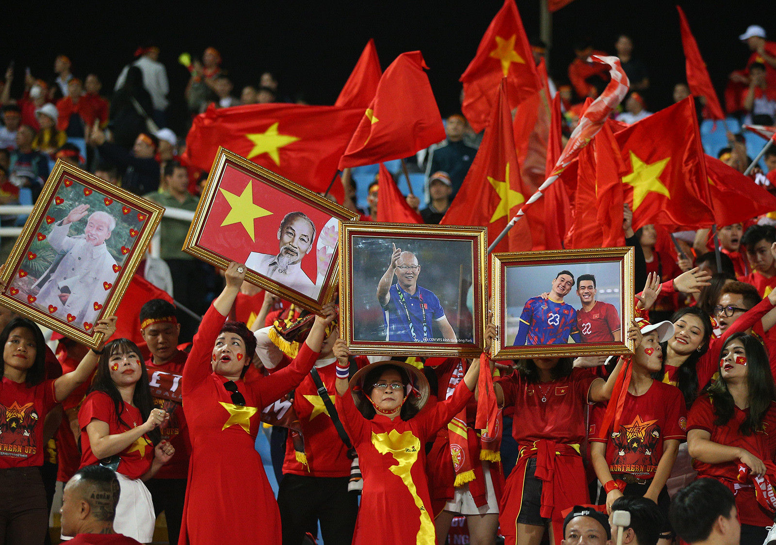 CĐV Việt Nam tri ân HLV Park Hang Seo tại chung kết AFF Cup 2022