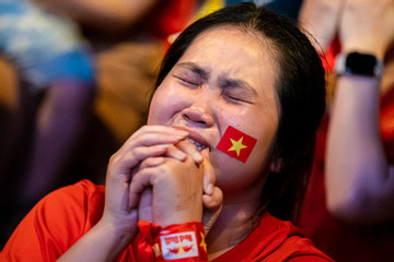 Nữ CĐV ở TP.HCM khóc sau pha lập công gỡ hòa của Văn Thanh